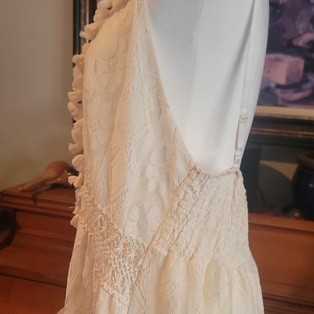 Elegant Cream Lace Backless 4x Dress - Picture 3 of 5